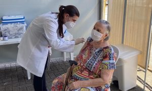 Balneário Camboriú começa vacinação dos idosos com mais de 90 anos