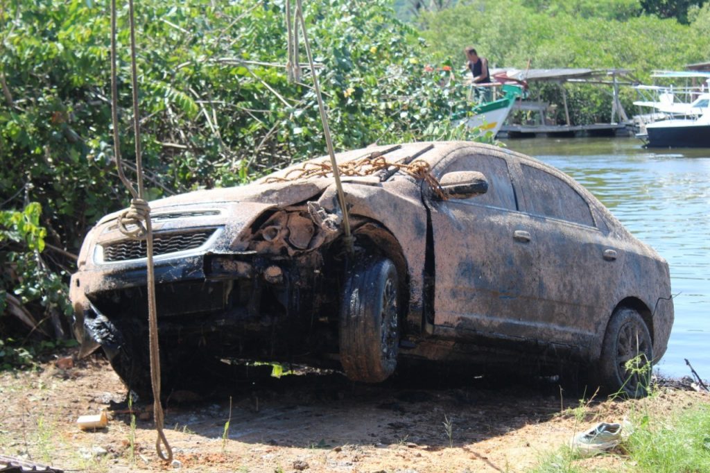 Corpo de empresário é encontrado em carro no fundo no Rio Piçarras