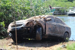Corpo de empresário é encontrado em carro no fundo no Rio Piçarras