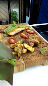 RECEITA COMPLETA: Saiba como fazer um Salmão ao molho pesto e batatas coradas
