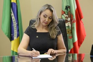 Daniela Reinehr toma posse como governadora interina de SC