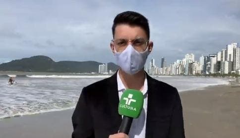 Vídeo: Repórter da TV Panorama é surpreendido pelo avanço do mar durante gravação