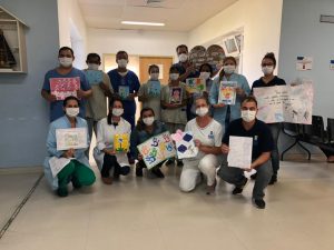 Alunos do NEI Odácia Tereza Damázio escrevem cartas para profissionais de saúde