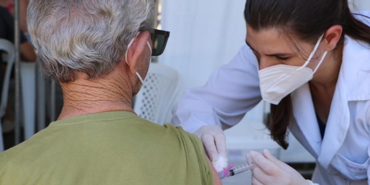Em Drive Thru, Balneário Camboriú começa a vacinar os 67 + neste sábado