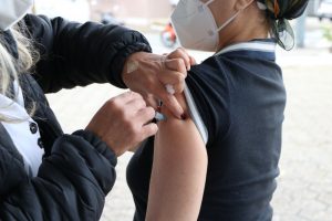 Balneário Camboriú começa a vacinar pessoas com 49+ nesta segunda