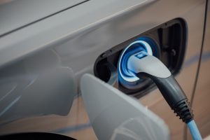 Venda de carros elétricos sobe 77% em 2021
