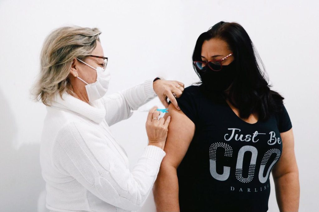 Vacinação contra Covid-19 ocorre somente de segunda a sexta-feira