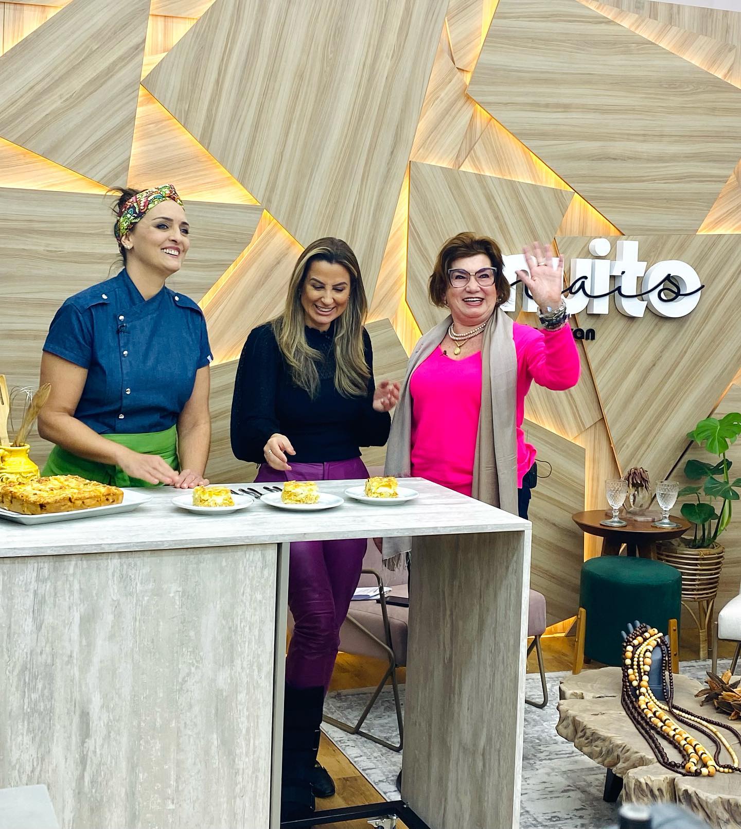 Programa pra lá de gostoso! Com receita da @chef_chris_aleixo e quadro Elas por Elas com a @arlenedellatorre_salveoceanos 💜 Perdeu o Muito Mais de hoje? Assista nossa transmissão ao vivo! O link está nos stories 😉