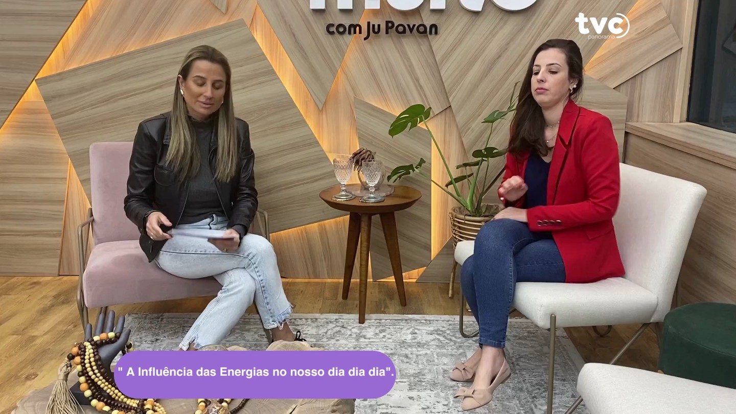 Hoje a @vanessaecker.terapeuta esteve no Programa Muito Mais com Ju Pavan falando sobre " A Influência das Energias no nosso dia dia dia".
Você já chegou em algum lugar e começou a se sentir mal, com dor de cabeça ou dor de estômago? Isso acontece quando a energia do ambiente ou das pessoas que ali estão está muito densa e negativa.
Tudo é energia e se não estivermos atentos aos nossos pensamentos e cuidando da nossa energia somos fortemente influenciados.
Temos várias maneiras de proteger e cuidar da nossa energia, dentre elas:
- Banho de sal grosso (colocar um pouco de sal em um pote e levar para o banho, misturar com a água do banho e jogar do pescoço pra baixo);
- Spray de ambientes com florais e óleos essenciais de limpeza e proteção (borrifar nos espaços)
- Utilização dos cristais nos chackras (centros de energia) para ativar a energia positiva dele.
Uma das maneiras mais poderosas de cuidar da nossa energia é vigiar nossos pensamentos.
Apresentadora: @jupavan