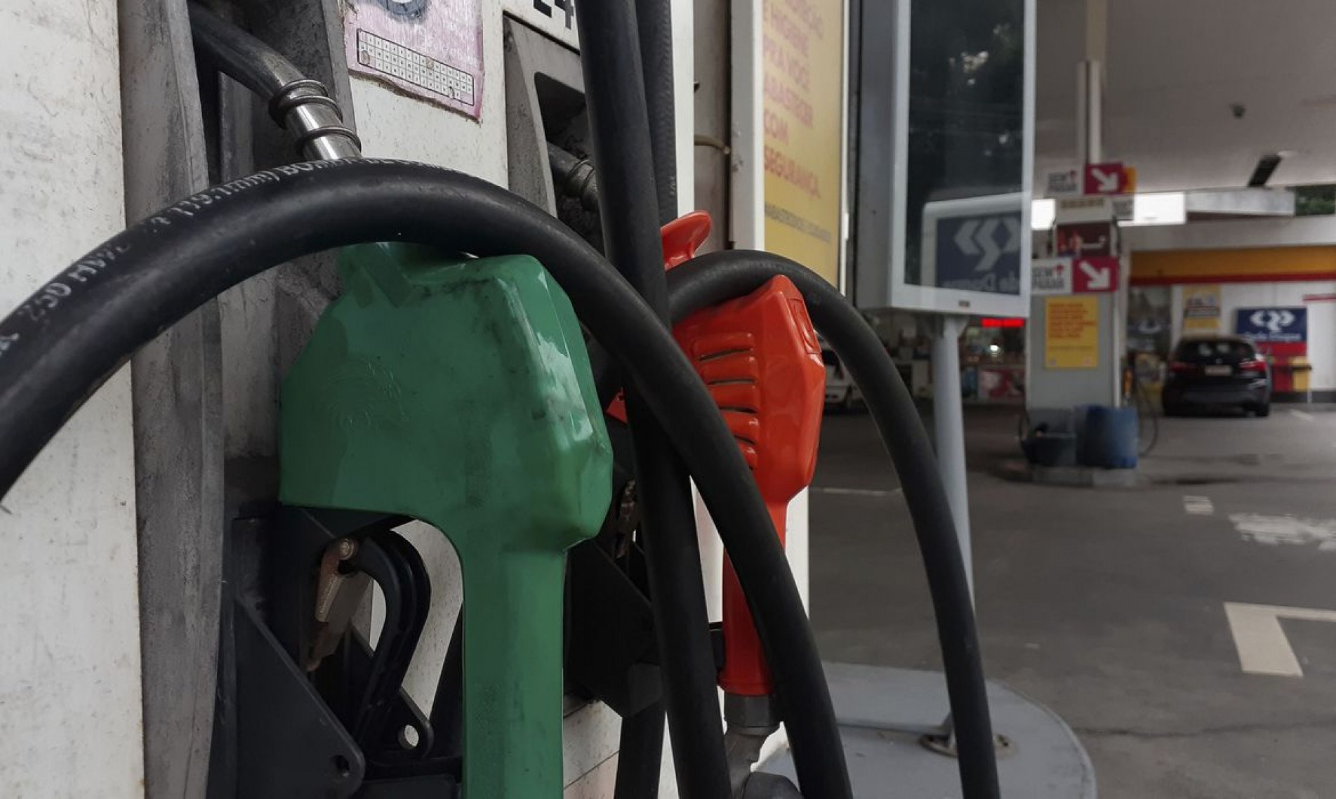 Preço da gasolina baixa e cai a R$ 6,47 no DF. Saiba onde