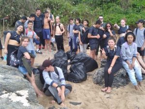 Alunos do CEM Ariribá desenvolvem o Projeto Praia Limpa, Escola Azul