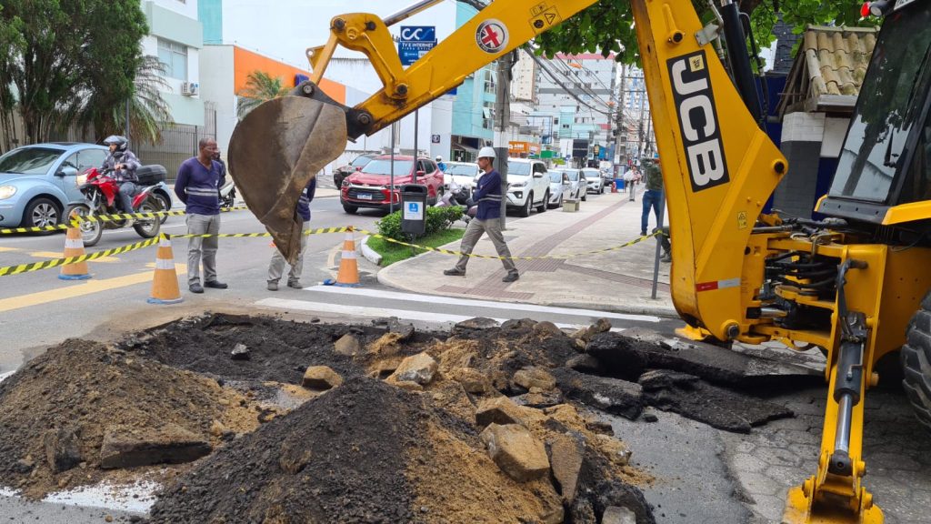 Ampliação de rede coletora de esgoto altera trânsito da Rua 2800 neste sábado