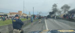 SC registra pontos de bloqueio nas estradas; PRF diz que negocia liberação
