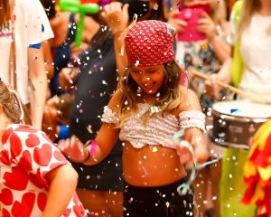 Bailinho de Carnaval no Balneário Shopping terá maquiagem artística, concurso de fantasia e muita animação