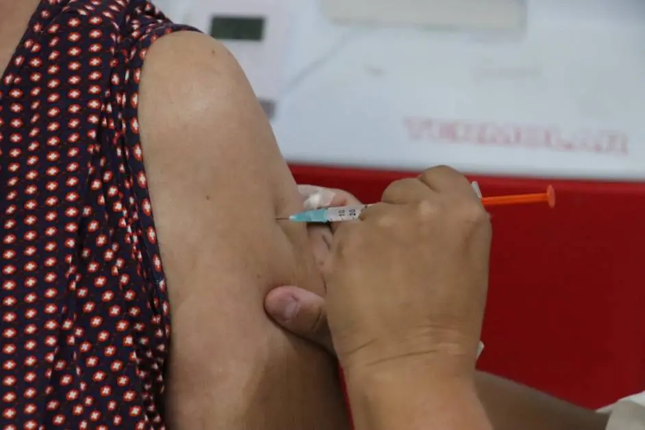 Saúde continua vacinação bivalente em Instituições de Longa Permanência em BC