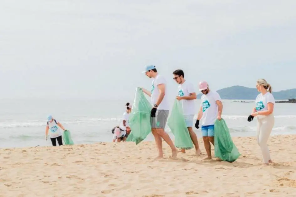 INIS participa de mutirão de limpeza na Praia Brava