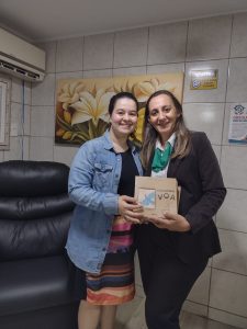 Ilustradora doa livros para a maternidade do Hospital Marieta