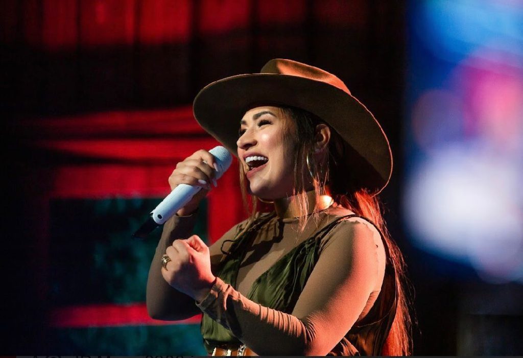 Simone Mendes estreia em Barretos e anuncia nova apresentação