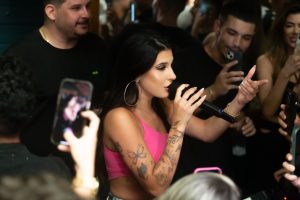 Ana Castela e Gustavo Mioto curtem noite na SHED Club, em Balneário Camboriú