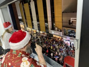 As vozes harmoniosas da Filarmônica de Balneário Camboriú em apresentação natalina nas janelas do Hotel Sibara Spa & Convenções