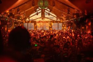 Reopening do Main Room do Warung Beach Club celebra o retorno às origens: segunda festa acontece em abril