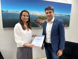 Juliana Pavan entrega oficialmente sua proposta de reforma administrativa para Fabrício Oliveira