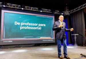 Leandro Karnal inspira abertura do ano letivo em Camboriú