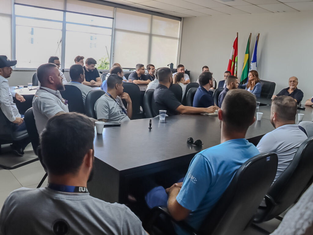 Balneário Camboriú define ações para combater fiação solta e obsoleta