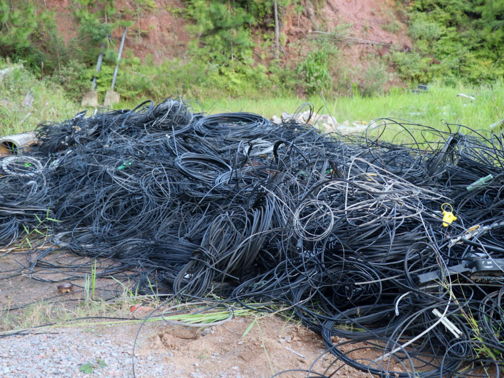 Força-tarefa em BC retirou mais de dez toneladas de fios soltos e obsoletos