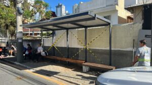 Iniciada a instalação do novo ponto de ônibus em Balneário Camboriú