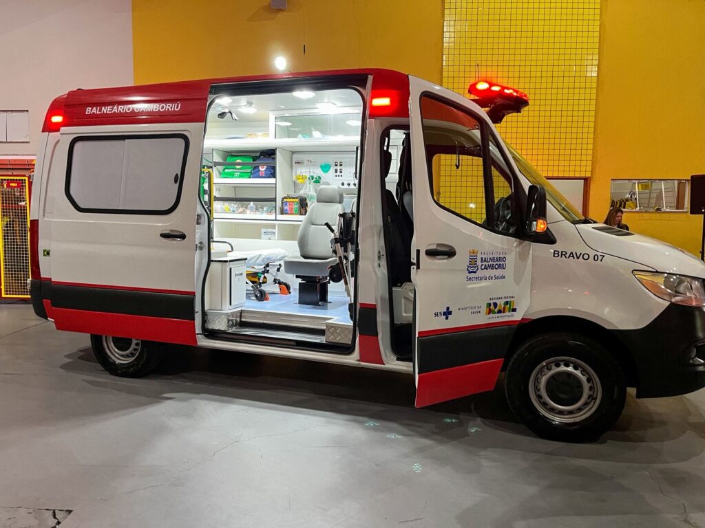 Prefeitura de Balneário Camboriú entrega duas ambulâncias para o SAMU