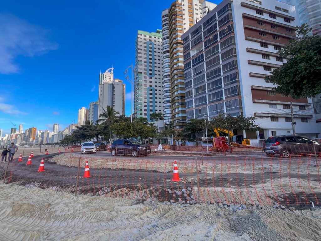 Trânsito na Avenida Atlântica tem desvio pela faixa de areia