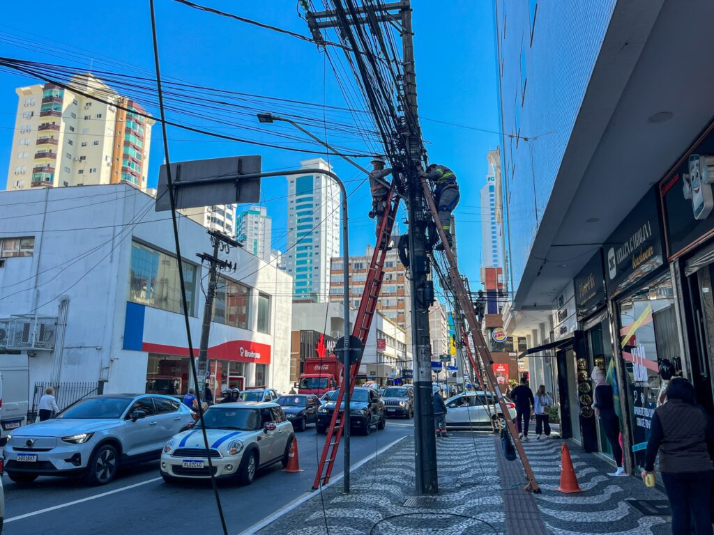 Força-tarefa retirou mais 600 quilos de fios obsoletos da Avenida Brasil