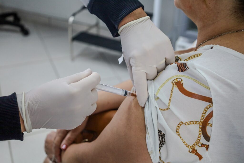 Horário estendido na sala de vacinação da UBS Nações tem alterações nas datas