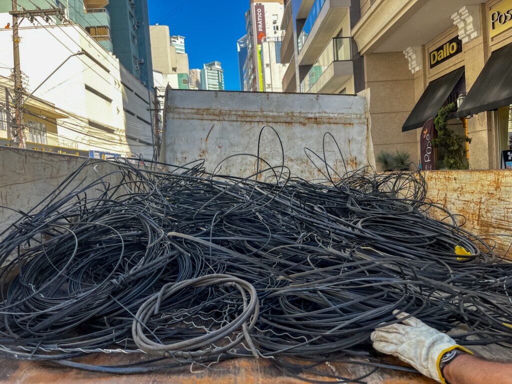 Força-tarefa da Cosip completa seis meses com mais de 21 toneladas de fios recolhidos