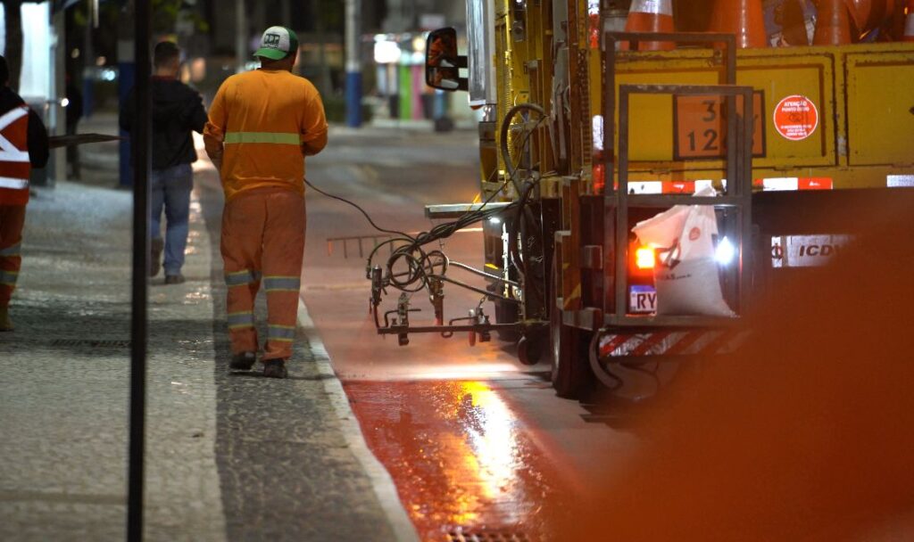 Prefeitura de Balneário Camboriú inicia pintura da ciclofaixa na Avenida Atlântica