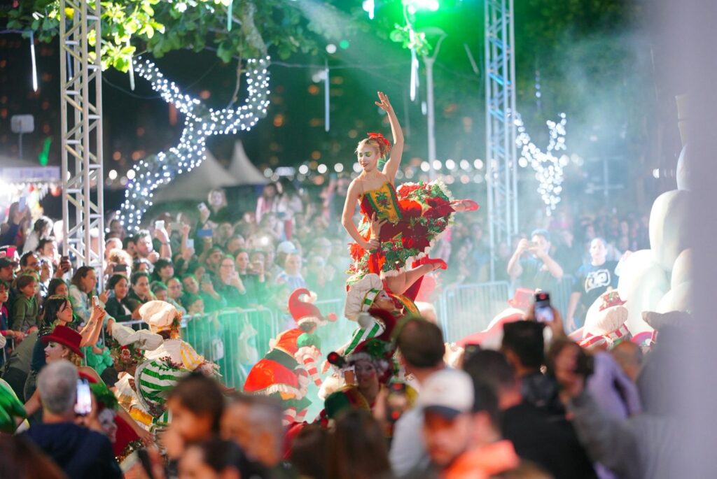 Primeiro Desfile de Natal reúne mais de 30 mil pessoas em Balneário Camboriú
