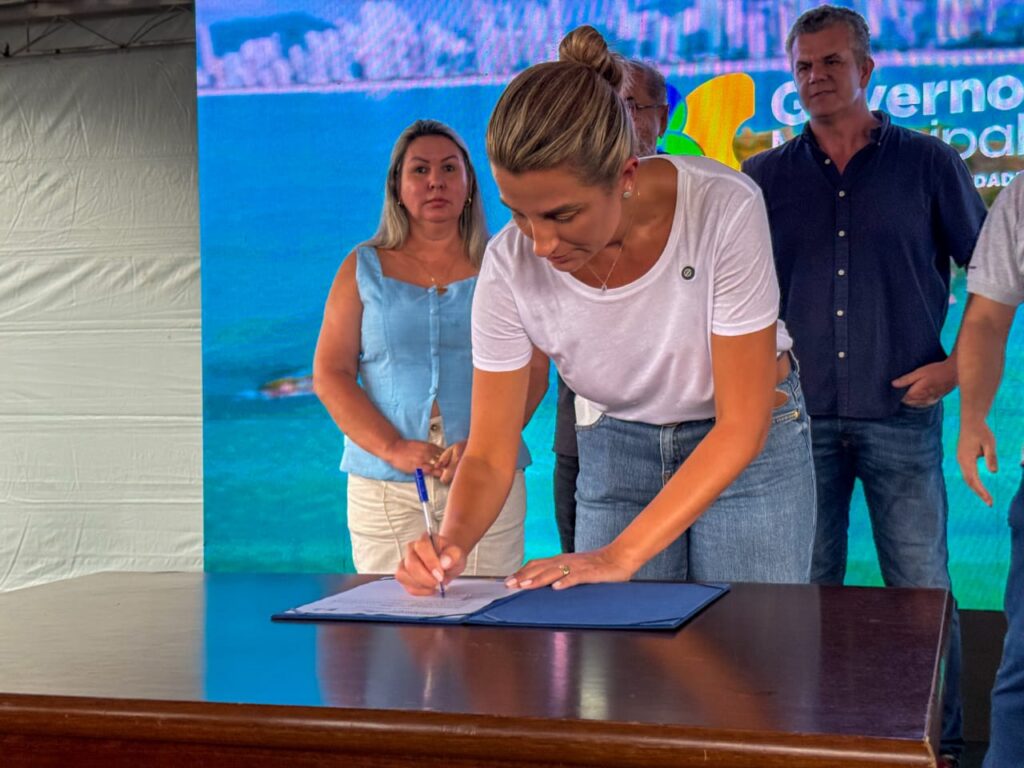 Ordem de serviço para início do segundo trecho da Avenida Prefeito Meirinho é assinada