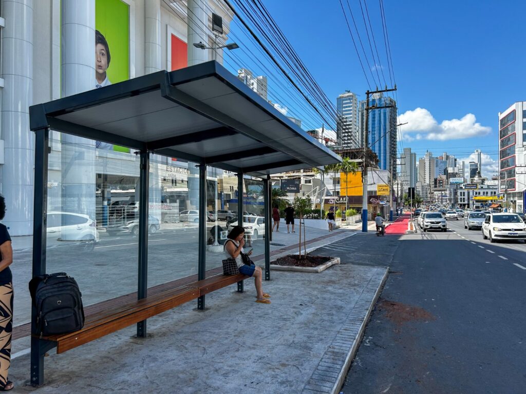 Prefeitura de Balneário Camboriú instala quatro novos abrigos de ônibus