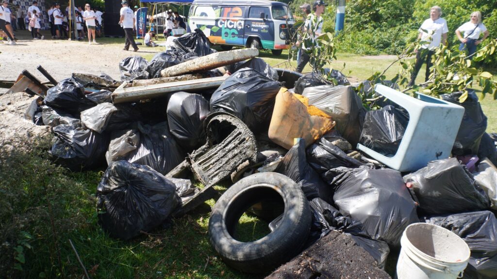 Todos pelo Rio Camboriú e Afluentes: 5,9 toneladas de resíduos foram retiradas durante a ação