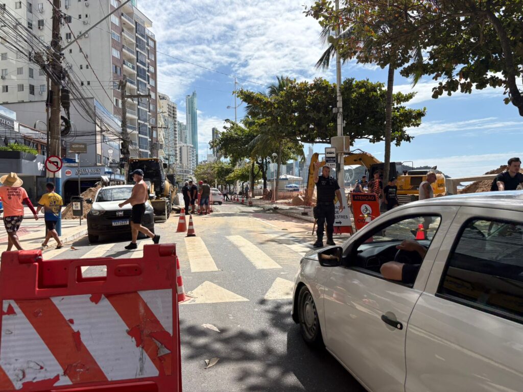 Avenida Atlântica volta a operar em meia pista no trecho da Rua 1001