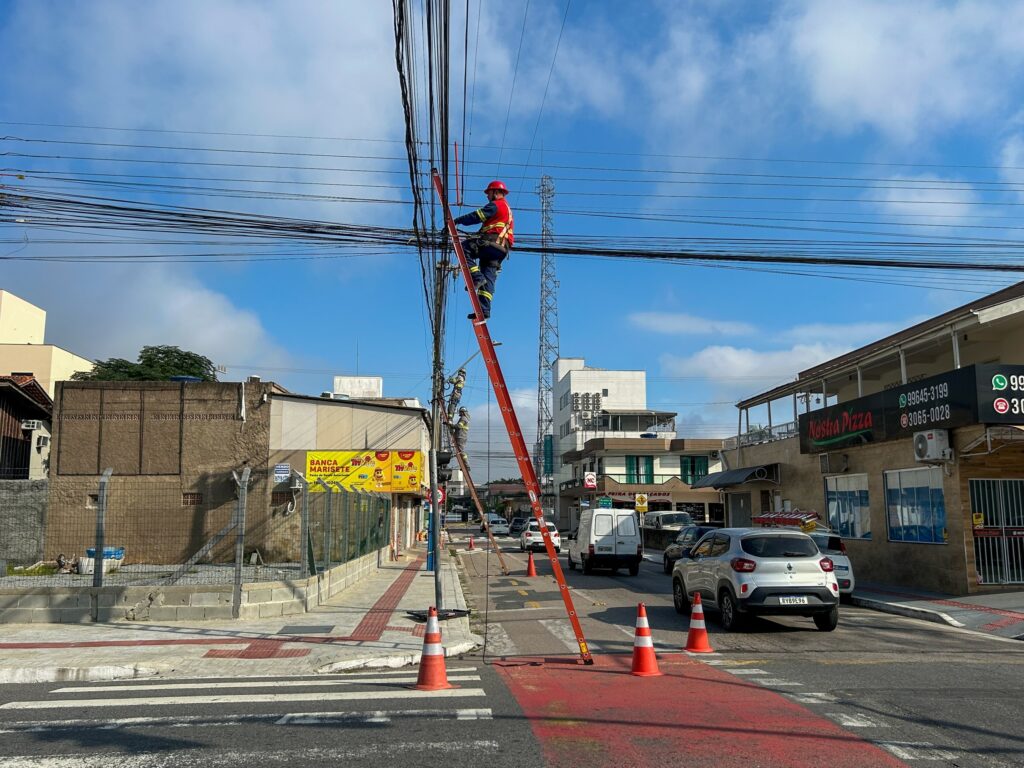 Cosip retira 600 quilos de fios obsoletos em Balneário Camboriú