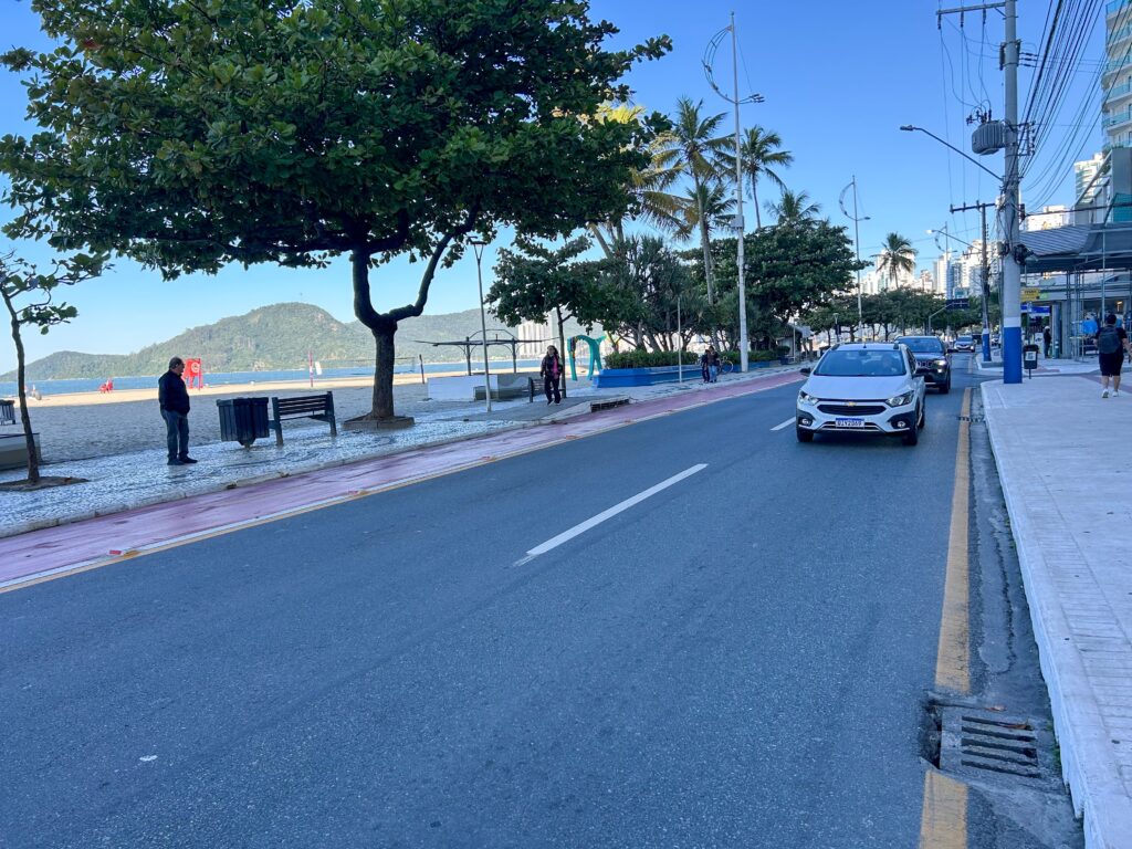 Idosos caminham na Avenida Atlântica em ação de conscientização por uma vida saudável