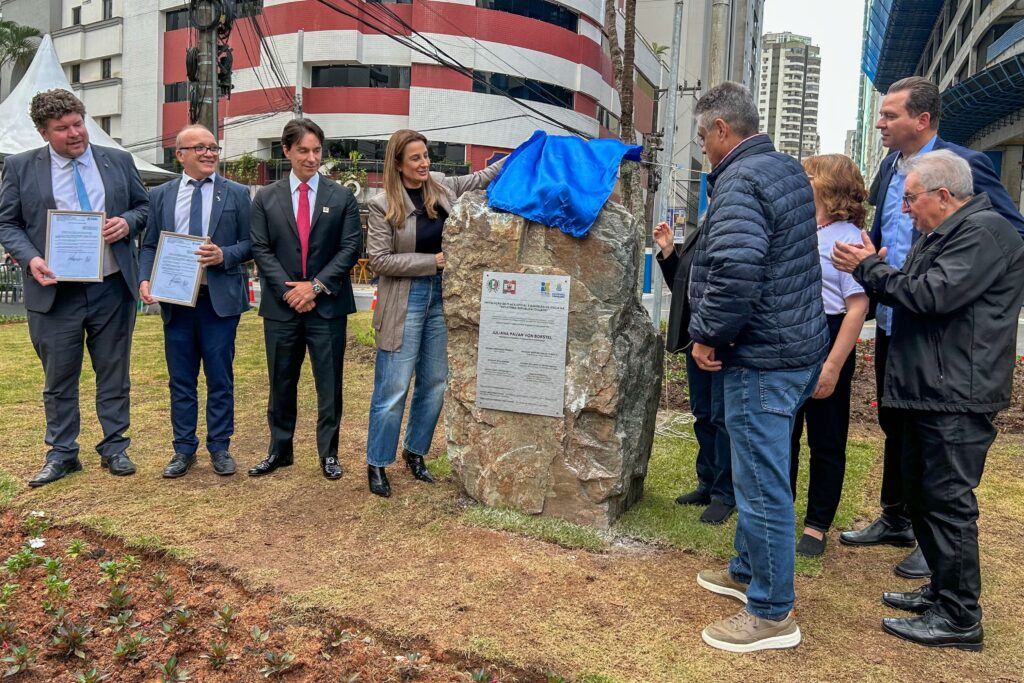 Rotatória “República Italiana” recebeu ato solene e placa de identificação oficial em BC