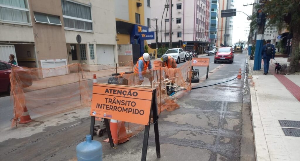 Obra na rede de esgoto altera trânsito na Rua 3700 em Balneário Camboriú
