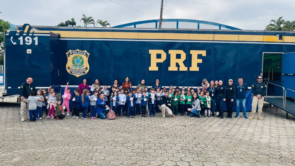 Ações da Carreta Educativa da PRF seguem até sexta-feira em Balneário Camboriú