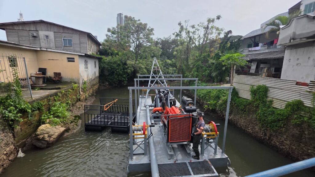 Desassoreamento do Rio das Ostras avança com preparação da draga para início dos serviços